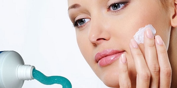 1. Зубная паста поможет избавиться от только что вскочившего прыща.