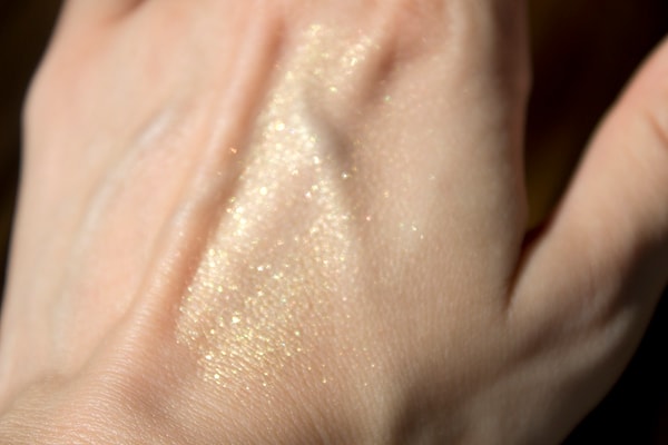8. Золотая пыль улучшает состояние кожи.