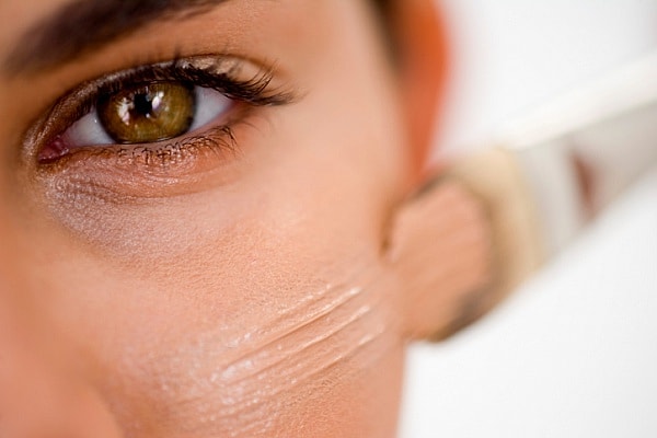 9. Тональный крем лучше не наносить под глаза, для этого существует консилер.