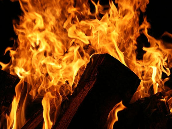 2. В каком из этих романов описывается мрачное будущее, в котором книги находятся под запретом и сжигаются?