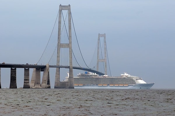 4. Тютелька в тютельку. Капитан настоящий профессионал. Ну или просто родился в рубашке