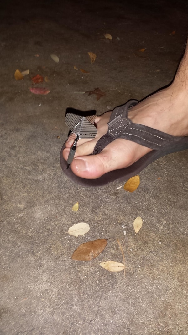 11. Вот почему лучше никогда не надевать шлепки, если собираешься играть в дартс с компанией. Ведь может и не повезти