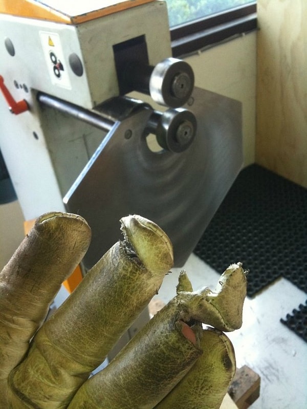 15. Технику безопасности еще никто не отменял. Хорошо, что этот парень надел перчатки