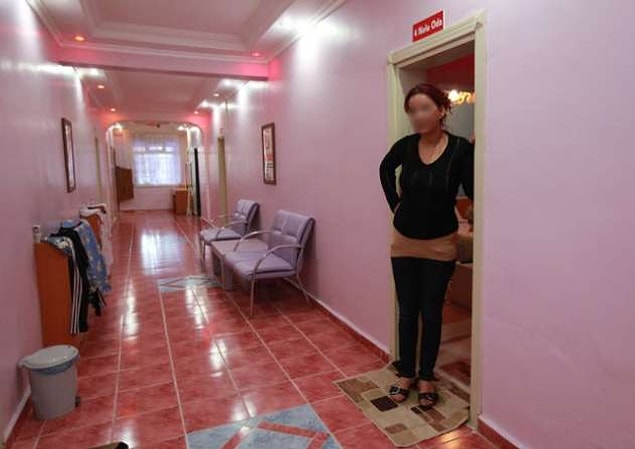Terzilik yaparken, müşterisinin bütün evlerini satın alarak genelev patroniçesi olan bir kadın.