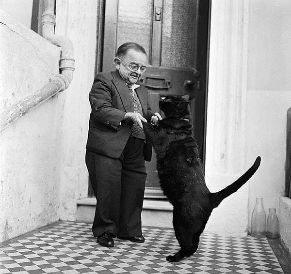 5. Tarihin en küçük adamı kedisiyle oynarken...