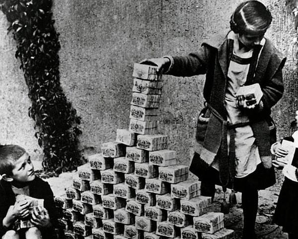 8. Weimar Cumhuriyeti'ndeki hiperenflasyon esnasında değerini kaybeden para tomarlarından kendilerine kule yapan çocuklar.