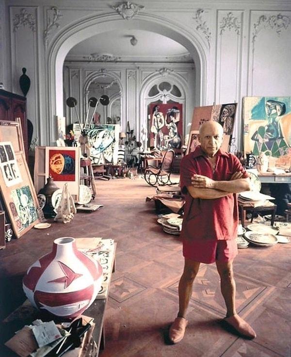 11. Picasso, Paris'teki stüdyosunda.