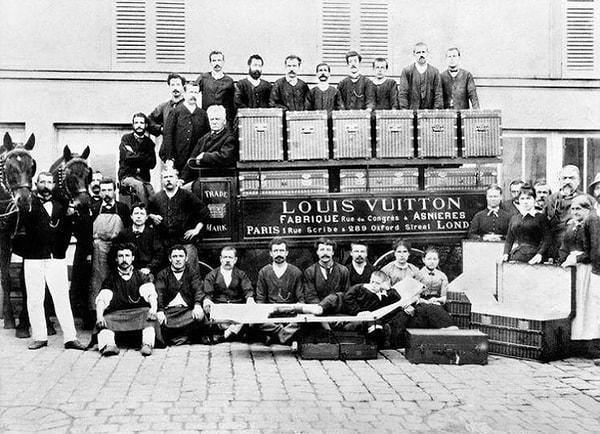 13. Louis Vuitton teslimat kamyonu ve ekibi. 1927 yılından.