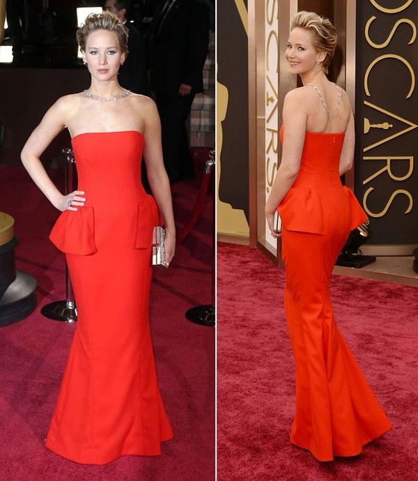 20. Jennifer Lawrence klasik tarz bir kıyafet giymiş. Sade kıyafetini taşlı bir kolyeyle hareketlendirmiş.