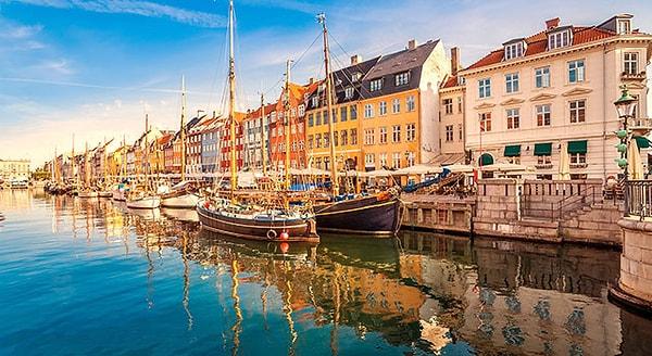 21. Danimarka halkı için temizlik oldukça ciddi bir mevzudur. İnsanlar, temiz sokaklarda yavaşça yürümeyi ve işe giderken çevreyi seyretmek için zaman ayırmayı severler.
