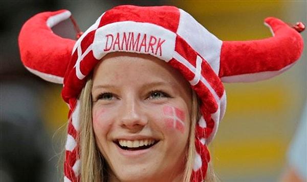 14. Danimarkalılar muhtemelen dünyadaki en sosyal insanlar. Bundaki en büyük etken ise genel itibariyle hepsinin mutlu bireyler olmaları...