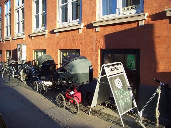 16. Bebekler ve çocuklar, Danimarka'daki restoranların veya kafelerin dışındaki bebek arabalarında güvendedirler.