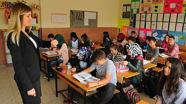 Bundan sonraki süreçte öğretmen istihdamının sözleşmeli gerçekleşeceğini belirten Yılmaz, "Dört yıllık çalışma süresi sonunda bu öğretmenlerimizi kadroya alacağız. Milli Eğitim'deki ilgili personel sistemini uygulamaya devam edeceğiz" açıklamasında bulundu.