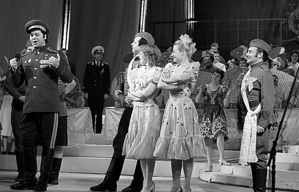 3. Эта песня изначально была написана для театрализованной концертной программы "Весна победная" режиссера Сергея Юткевича и называлась "Под стук колес". Позже авторы переработали свою композицию, превратив ее в независимое от спектакля произведение. Какое название оно получило?