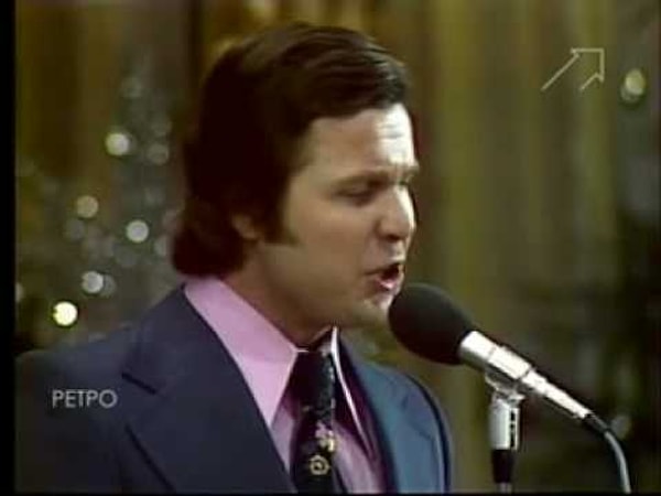 6. Песня, которая была написана по случаю 30-летия победы в Великой Отечественной войне, поначалу получила негативные отзывы критиков. И лишь в ноябре 1975 года, когда Лев Лещенко исполнил ее на концерте, посвященном Дню милиции, ее узнала и начала петь вся страна.