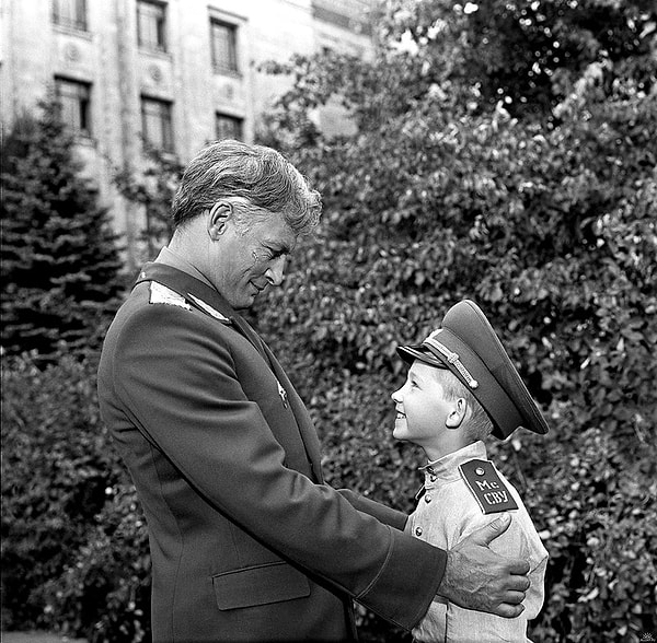 13. "От героев былых времен не осталось порой ..."