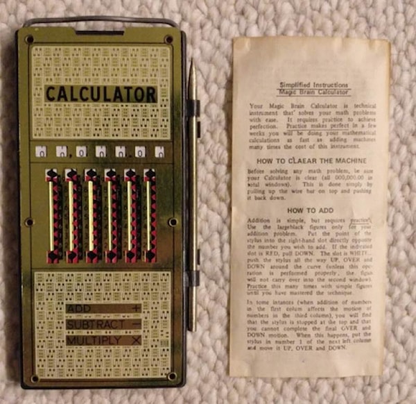 3. Старый калькулятор, найденный на чердаке в доме чьей-то прабабушки