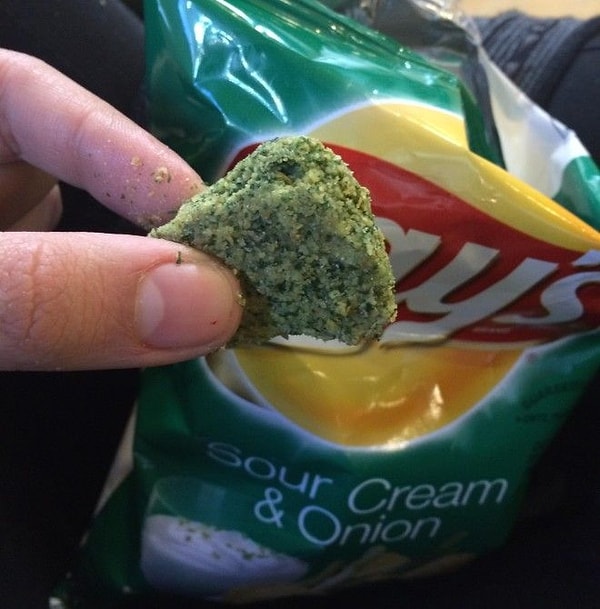 7. Приправы для чипсов скатались в большой кусок. Стоит ли его есть?