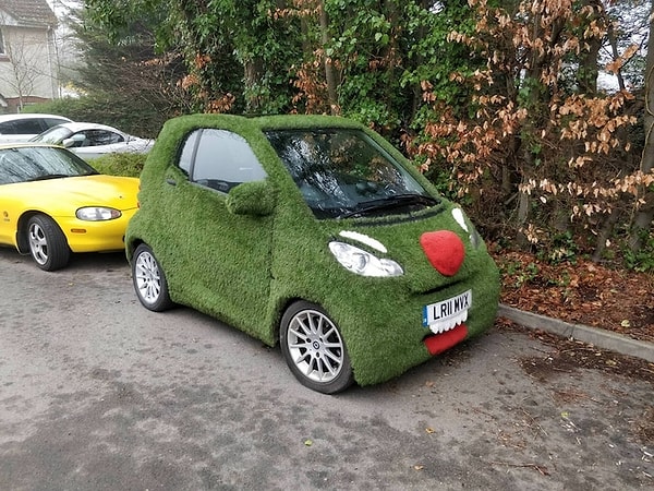 1. О, отличная идея! Птицам как раз будет удобнее гадить на машину, а вот отмывать ее станет куда труднее