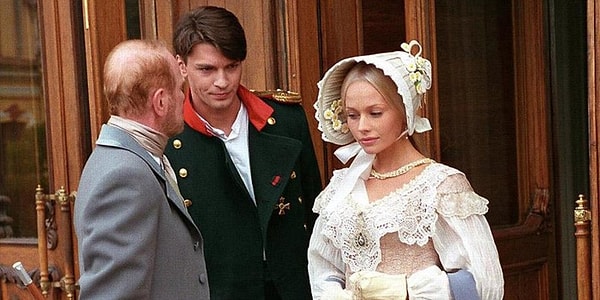 9. В каком сериале были герои, которых вы видите на снимке?