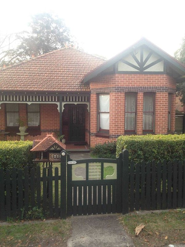 3. Этот почтовый ящик — мини копия дома