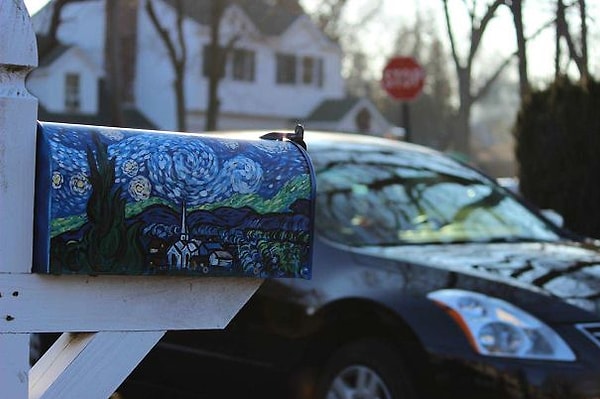 5. "Сосед сделал из почтового ящика произведение искусства"