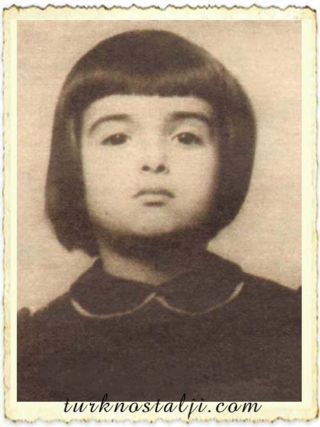 Çocukluğunda fotoğraf makinesine bile meydan okur gibi poz veren bu kız, aslında yetişkinliğiyle ilgili ta o zamanlardan tüyo vermiş bile.