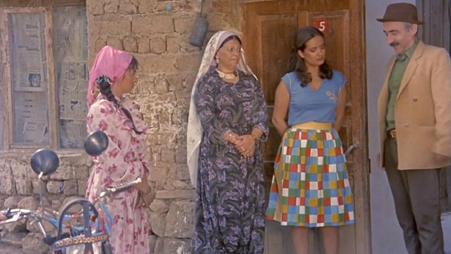 Köyünden ayrıldıktan sonra modern bir şehirli ve entelektüel dul bir kadın olarak geri dönen Elif...