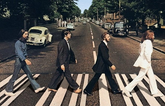 İngiliz efsanesi The Beatles'ın konserini izleyen genç kadınlar ortamın idrar kokmasına neden oluyorlardı.