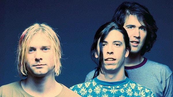 8. Nirvana'nın davulcusu Dave Grohl, 1992 yılındaki Reading konserinde tüm izleyicilerin annesinin doğum gününü kutlamasını sağladı.
