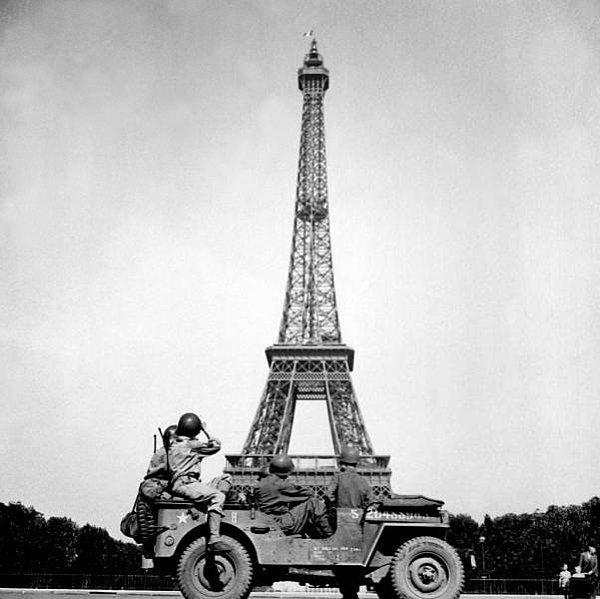 10. İkinci Dünya Savaşı sırasında Hitler Paris'i ziyaret etmek istedi. Bunun üzerine Fransızlar, Eyfel Kulesi'ne çıkıp Paris'i tepeden görmek isterse tırmanmak zorunda kalsın diye kuleye çıkan kabloları kestiler.