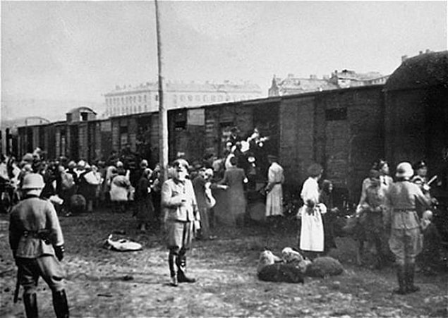 11. Soykırım süresince hayatta kalan Yahudilerin 3'te 1'i hayatını İkinci Dünya Savaşı'nda kaybetti.