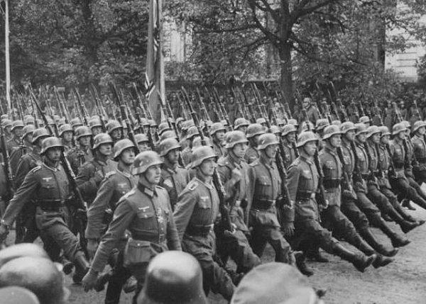 18. İki Polonyalı doktor bir tifüs salgını taklit ederek 8000 kişinin hayatını kurtardı çünkü bu salgının Alman askerlerinin kasabalarına girmelerini engelleyeceğini biliyorlardı.