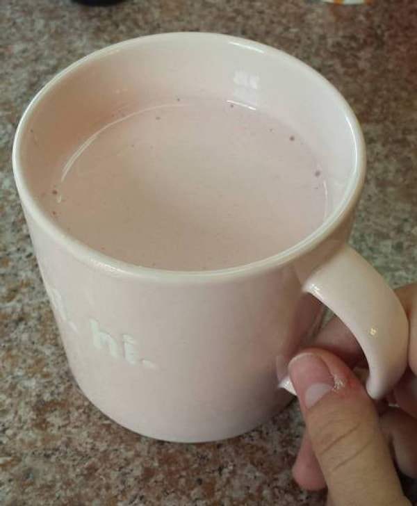 2. При первом взгляде кажется, что эта чашка пустая, но это не так. Просто цвет латте в ней полностью совпадает с ее цветом