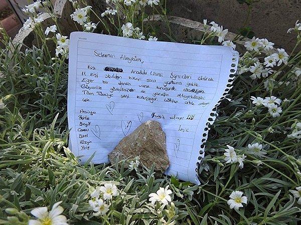 Bir grup lise öğrencisi ise mezar başına not bıraktı.