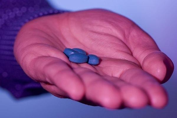 7. Birçok ülkede doktorlar sadece 30 yaş üstü erkeklere Viagra verebiliyor. Fakat genç erkekler de küçük mavi hapı kullanmanın peşinde!