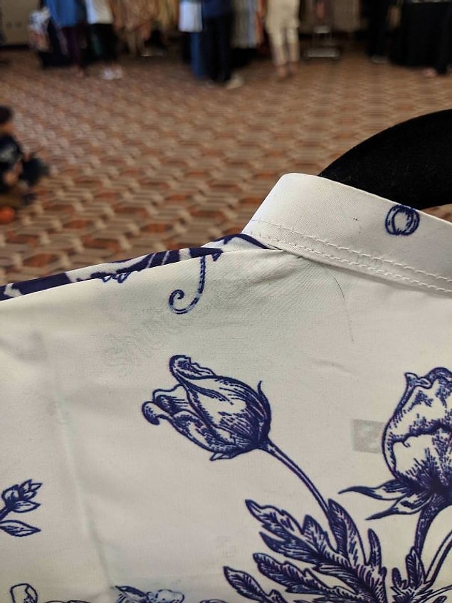 2. Bu elbisenin üzerinde 'Shutterstock' damgası var...