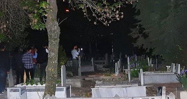 Asayiş ve Yunus ekiplerinden oluşan çok sayıda polis, 30 Nisan akşamından beri mezarlık çevresinde gizemli genç kızı arıyor.