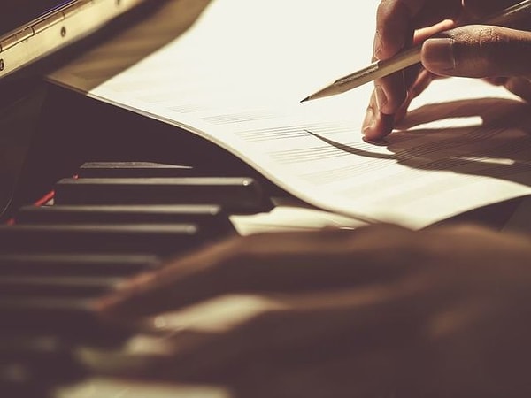 8. Кто-нибудь когда-нибудь посвящал тебе песню?