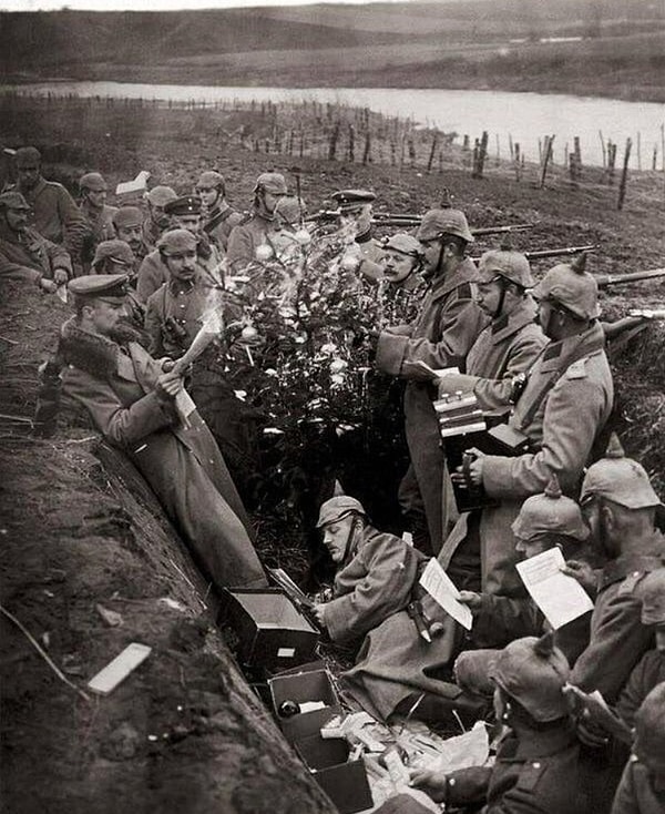 13. Новогодняя ёлка во времена Первой мировой войны.