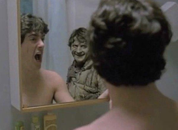 10. Aynalı banyo dolabı varsa kapağı kapattığı an kesinlikle arkasında korkutucu bir şey belirir.