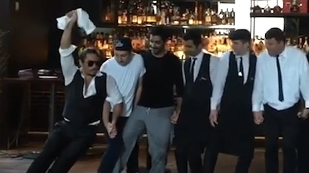 Saltbea ile adını dağlara yazdıran Nusret şimdilerde ise yepyeni bir akım başlatmak üzere. Bu akımdan bahsetmeden önce Nusret'in halay çekmeyi çok sevdiğini belirtmek isteriz.
