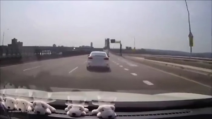 Yol Vermeyen Şoförü Mükemmel Hareketi ile Pazara Yollayan Şoför