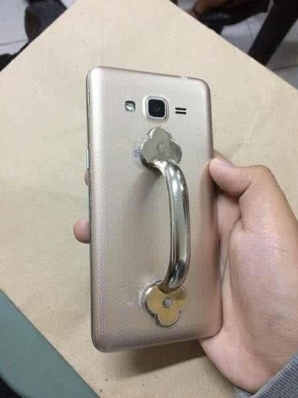 6. Супер приспособление для тех, кто вечно роняет свой смартфон.