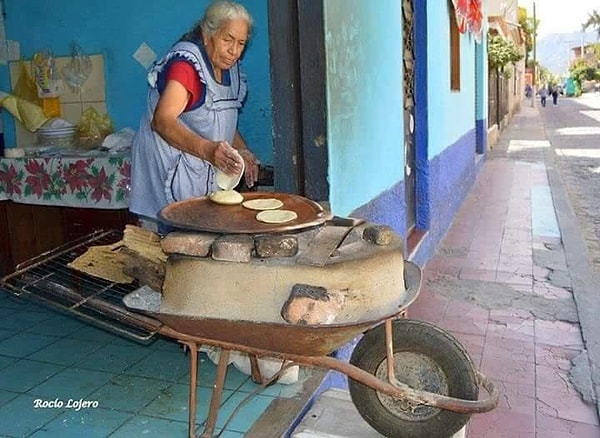 8. Эта находчивая бабуля знает, как применить старую «тачку» с пользой для общества.