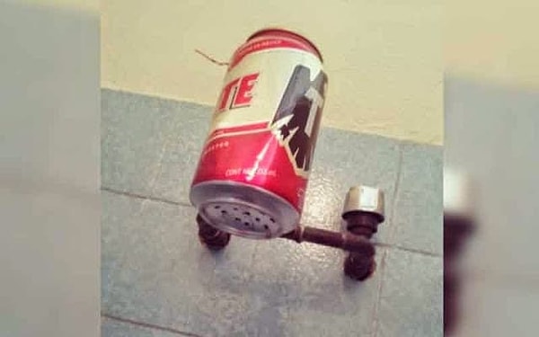 16. Послушайте, а ведь эти банки из-под газировки - полезная в хозяйстве вещь. Их можно превратить даже в насадку для душа!