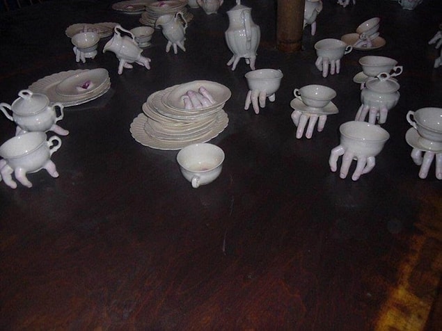 8. Muhtemelen sanat eseri olsalar da, perili bir evden fırlamış sofra takımı gibi görünüyorlar. Yine de bir iki tanesine sahip olmak bayağı güzel olabilirdi...