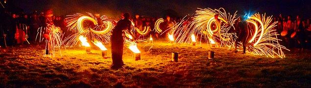 Örneğin Mayıs ayının ilk günü, ateşlerle kutlanan Beltane, Avrupa halklarının pagan kökenli Hıdırellez'i gibi! :)
