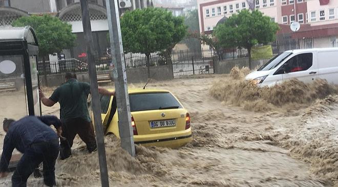 Ankara'da 10 Dakikalık Yağış Sele Dönüştü: Araçlar Sürüklendi, 6 Kişi Yaralandı