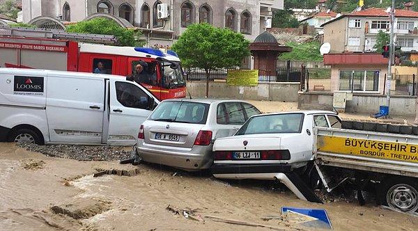 Mamak ilçesindeki Boğaziçi Mahallesi Neşet Ertaş Caddesi'ndeki seyir ve park halindeki araçlar, oluşan sel nedeniyle sürüklendi.